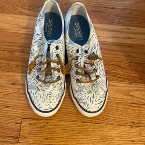 Never worn before! Super cute with jeans